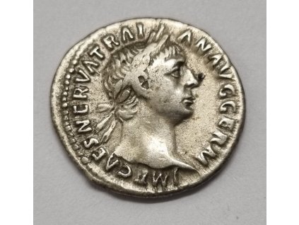 Traianus Denár Victoria