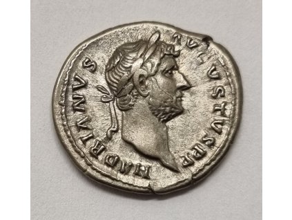 Hadrianus Denár FORT RED