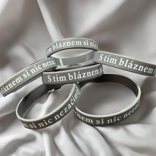 Silikonový náramek “S TÍM BLÁZNEM SI NIC NEZAČÍNEJ”. #original #officialmerchandise #marierottrova #stimblaznemsinicnezacinej