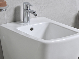 Jaký je rozdíl mezi bidetem bez postranních otvorů a s postranními otvory?