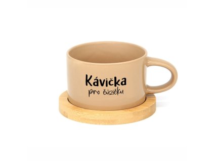 Hrneček makronka s vtipným potiskem KÁVIČKA PRO ČŮZIČKU hnědá s podtáckem