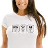 Dámské tričko s chemickým nápisem NaSrAt složený z chemické tabulky prvků bílé