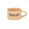 Hrneček makronka s vtipným potiskem BUDU MILÁ AŽ TO VYPIJU hnědý samotný