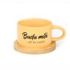 Hrneček makronka s vtipným potiskem BUDU MILÁ AŽ TO VYPIJU žlutý s bambusem