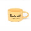 Hrneček makronka s vtipným potiskem BUDU MILÁ AŽ TO VYPIJU žlutý samotný