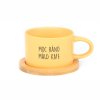 Hrneček makronka s vtipným potiskem MOC RÁNO MÁLO KAFE žlutý s bambusovým podtáckem