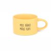 Hrneček makronka s vtipným potiskem MOC RÁNO MÁLO KAFE žlutý