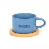 Hrneček makronka s vtipným potiskem nápisem POHODINDA modrý s bambusovým podtáckem