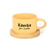 Hrneček makronka s vtipným potiskem KÁVIČKA PRO ČŮZIČKU žlutá s podtáckem