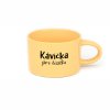Hrneček makronka s vtipným potiskem KÁVIČKA PRO ČŮZIČKU žlutá