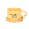 Hrneček makronka s potiskem LOVE SMILE DREAM láska úsměv sny žlutý s bambusovým podtáckem