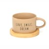 Hrneček makronka s potiskem LOVE SMILE DREAM láska úsměv sny hnědý s bambusovým podtáckem