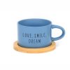 Hrneček makronka s potiskem LOVE SMILE DREAM láska úsměv sny modrý s bambusovým podtáckem