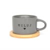 Hrneček makronka s potiskem MILUJ se srdíčkem šedý s bambusovým podtáckem
