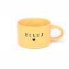 Hrneček makronka s potiskem MILUJ se srdíčkem žlutý