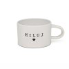 Hrneček makronka s potiskem MILUJ se srdíčkem bílý