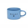 Hrneček makronka s potiskem MILUJ se srdíčkem modrý