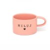 Hrneček makronka s potiskem MILUJ se srdíčkem růžový