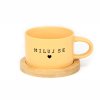 Hrneček makronka s potiskem MILUJ SE se srdíčkem žlutý s podtáckem
