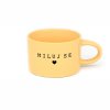 Hrneček makronka s potiskem MILUJ SE se srdíčkem žlutý