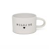 Hrneček makronka s potiskem MILUJ SE se srdíčkem bílý