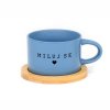 Hrneček makronka s potiskem MILUJ SE se srdíčkem modrý s podtáckem