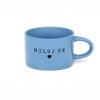 Hrneček makronka s potiskem MILUJ SE se srdíčkem modrý