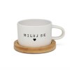 Hrneček makronka s potiskem MILUJ SE se srdíčkem bílý s podtáckem