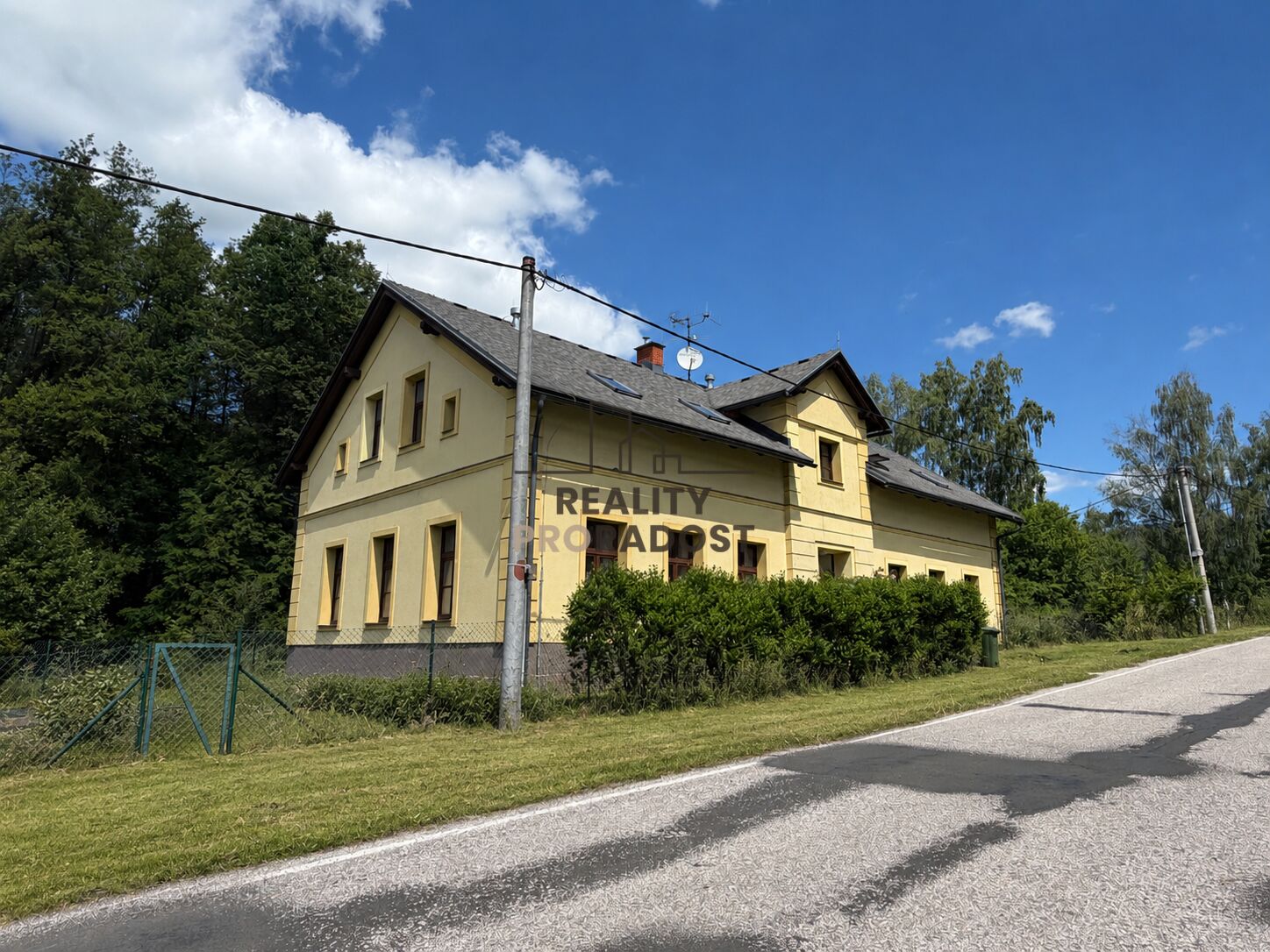 Exteriér domu z dalšího úhlu