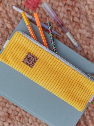 Škola se pomalu blíží… 🎒📚 Tak ať jsou školní potřeby aspoň trochu barevnější. 🌸☀️ BookBuddy v letních barvičkách je...