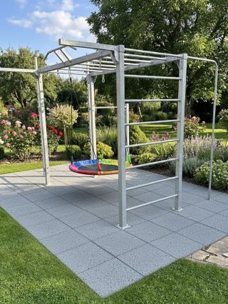 Challenger 🐻 BEAR Místo, kde se zahrada mění na hřiště. Minimalistická ocelová konstrukce. Žádný plast. Žádná dočasnost....