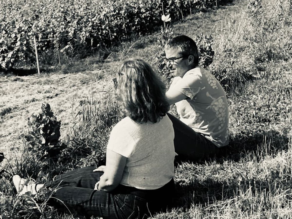 Sophie a Ignace Baron sediaci vo vinici