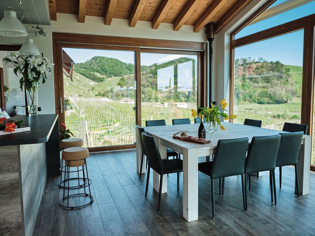 Degustačná sála Colline Guizzette s výhľadom na vinice
