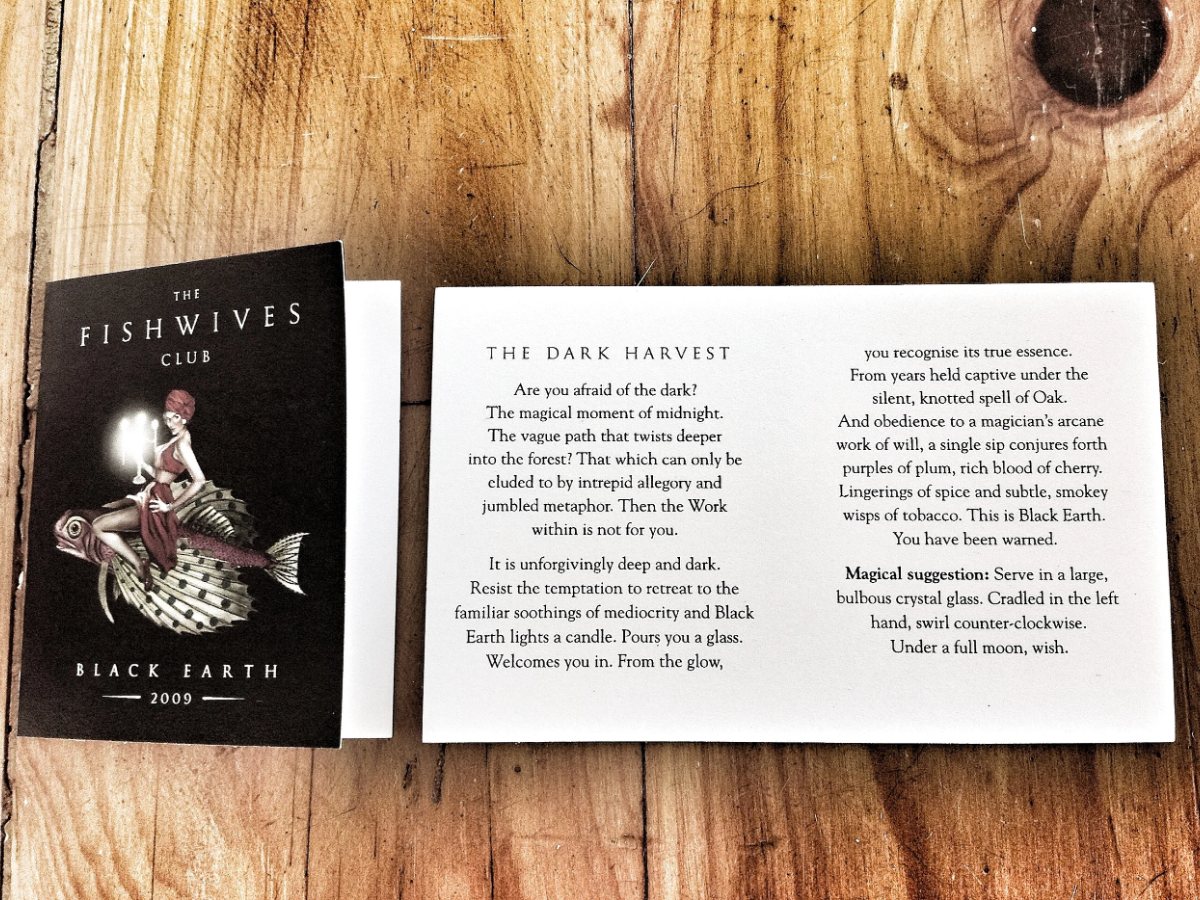 Kartička s príbehom značky The Fish Wives Club na drevenom stole