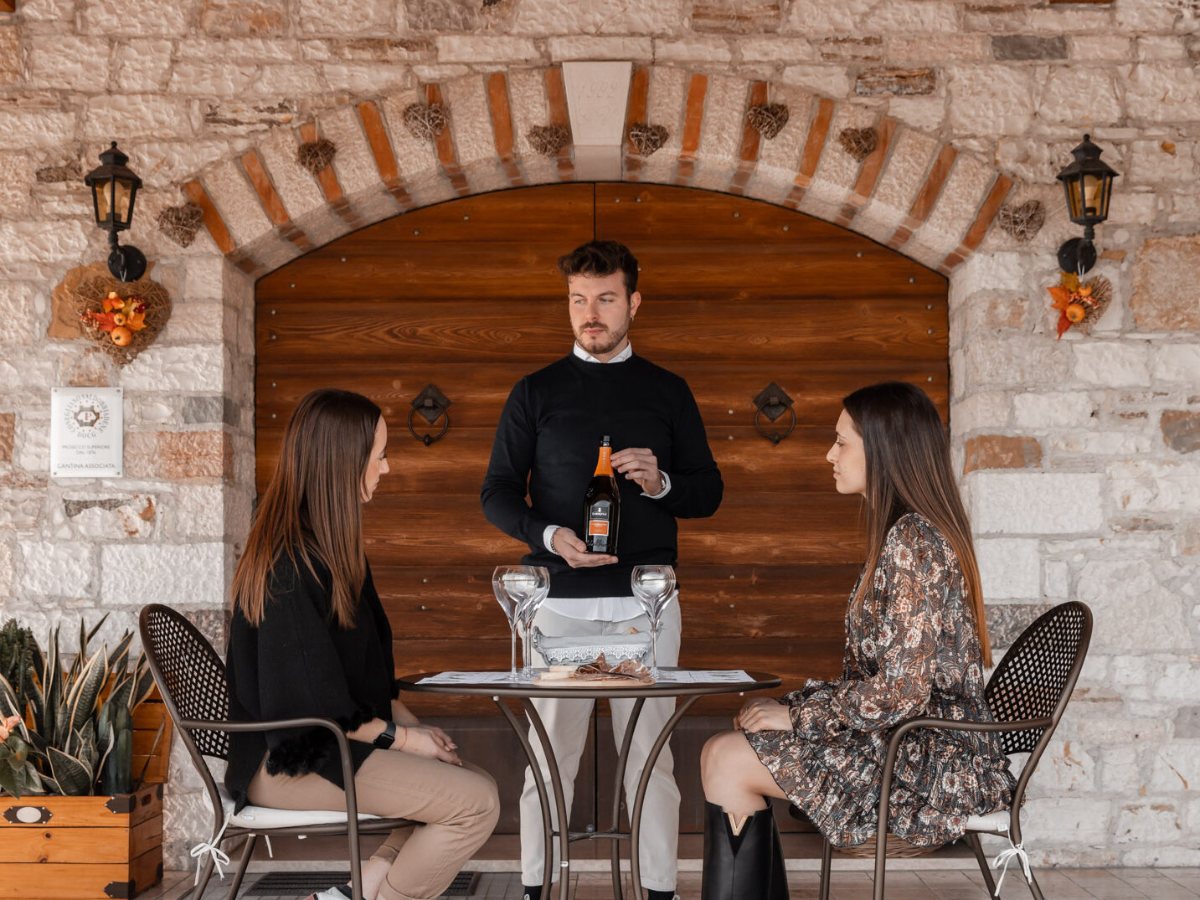 Degustácia vín Le Bertole pod kamenným oblúkom vinárstva