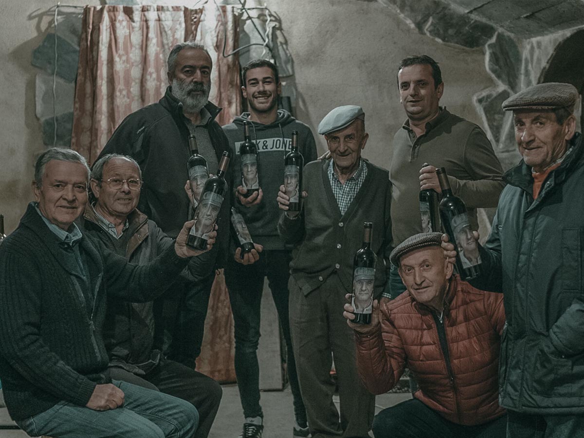 Skupina vinohradníkov z regiónu Toro s fľašami vína Matsu