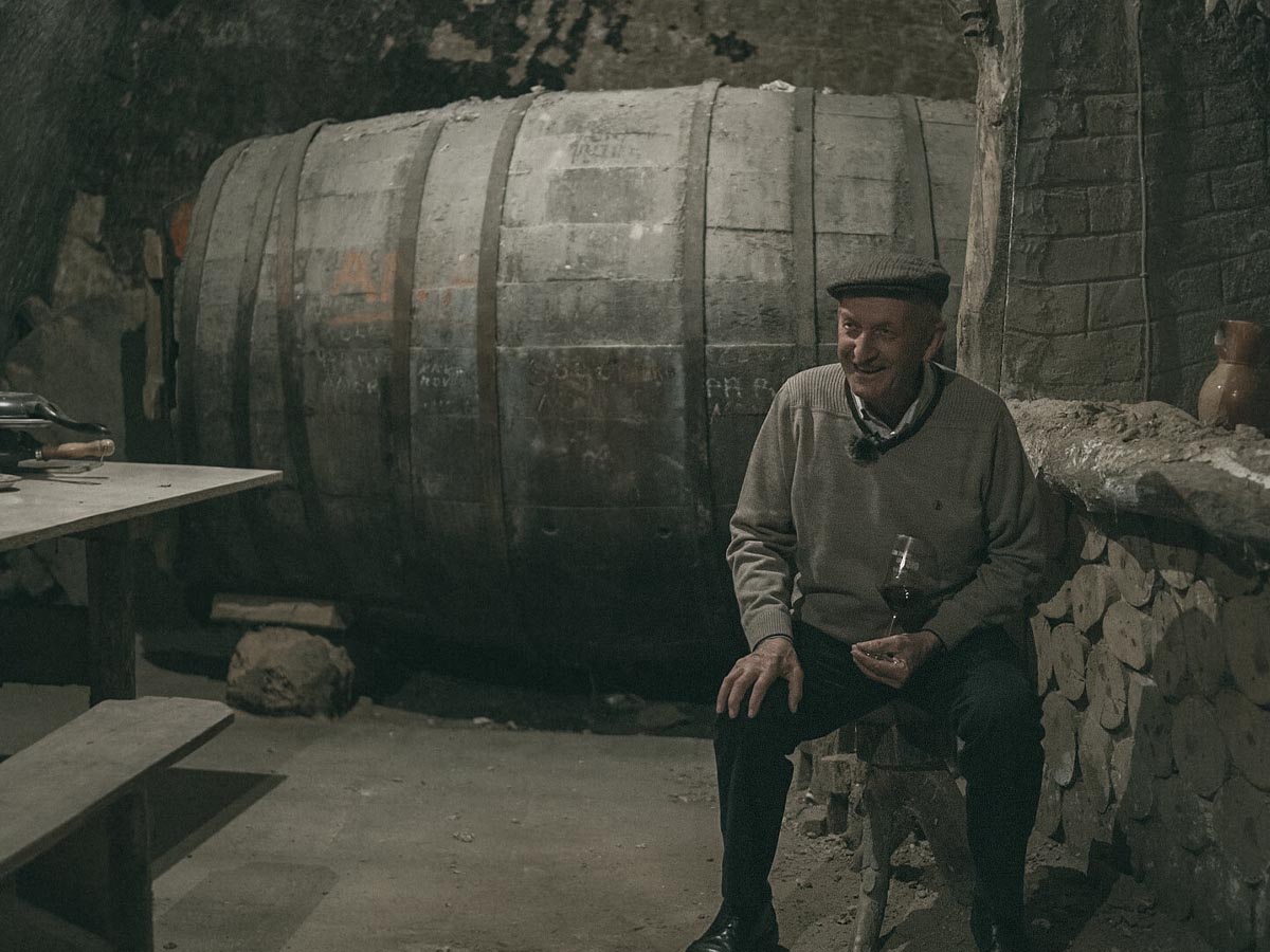 Vinohradník v pivnici vinárstva Matsu pri veľkom drevenom sude