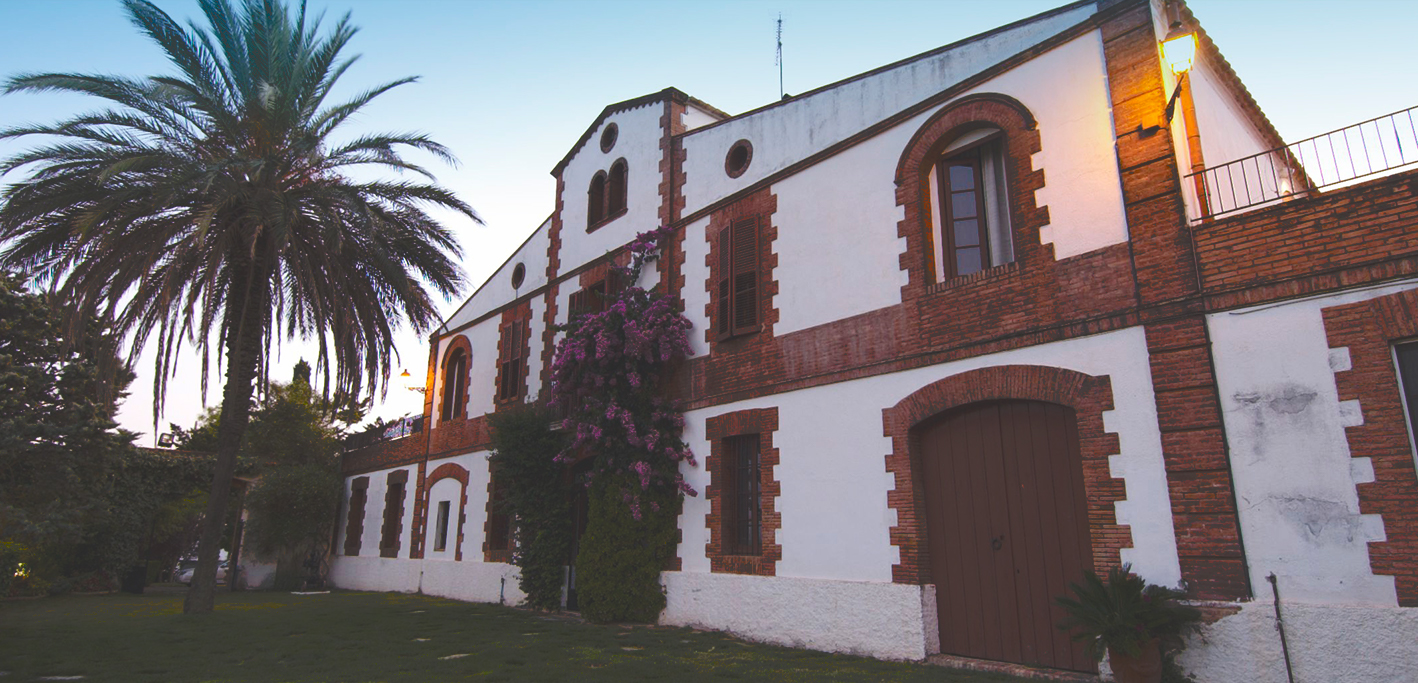 Masia Finca Manlleu s palmou, sídlo vinárstva Mont Marçal v Penedès