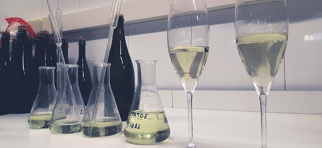 Laboratórne banky a poháre pri príprave kupáže v Mont Marçal