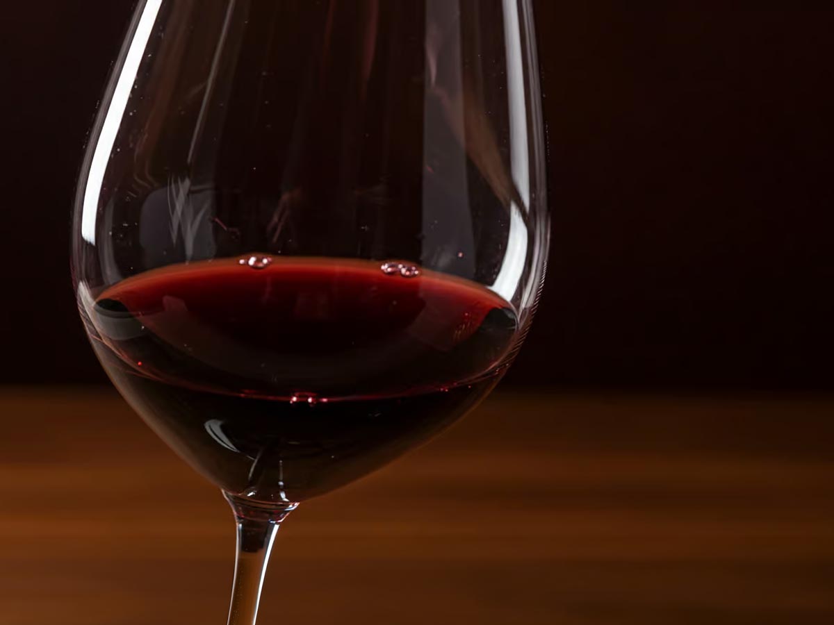Pohár tmavočerveného vína z odrody montepulciano