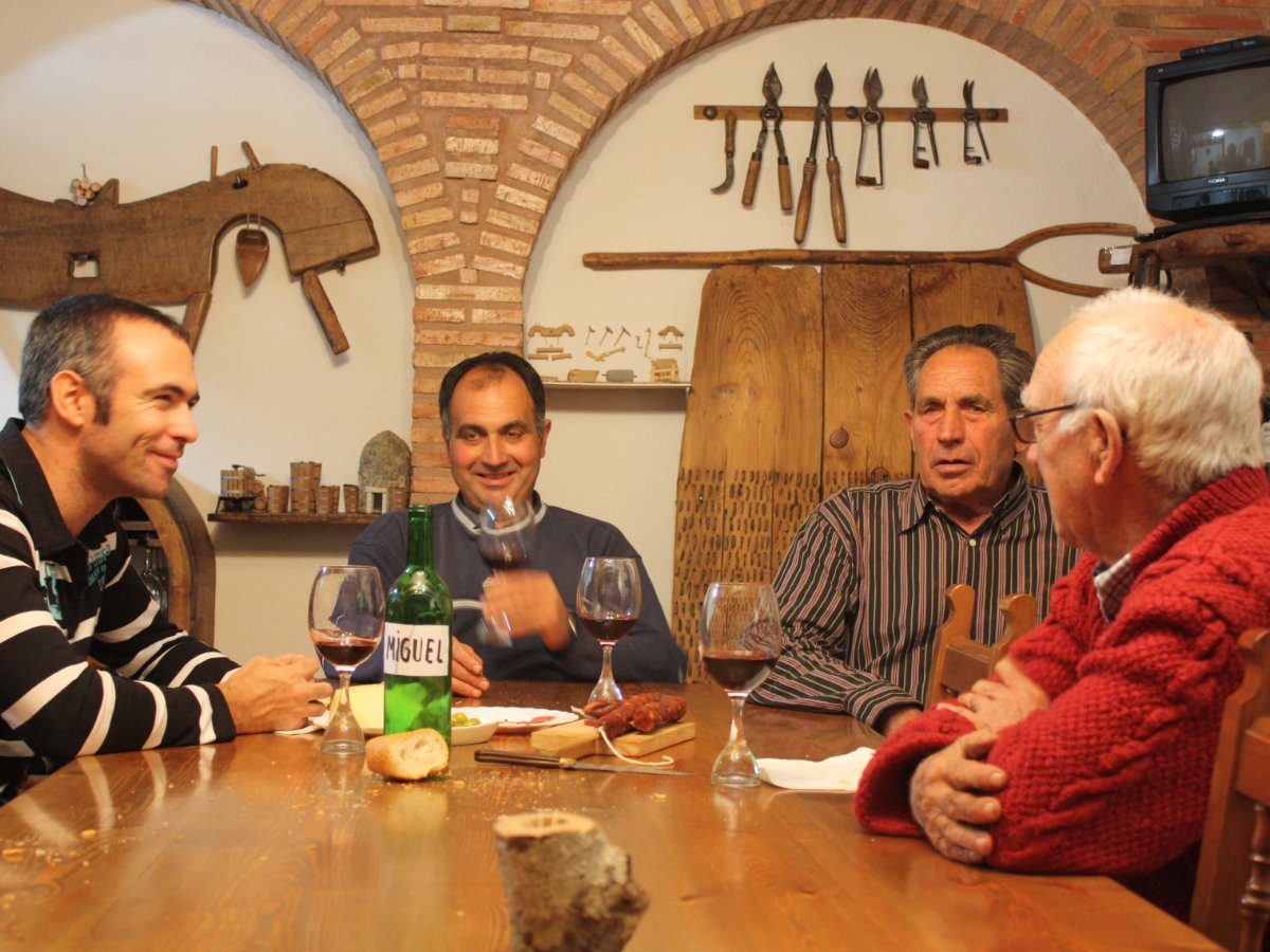 Rozhovor pri rodinnom stole zo začiatku dokumentu