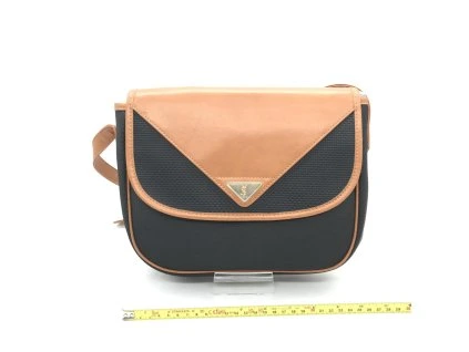 Dámský šperk – Yves Saint Laurent Monogram Envelope Chain Wallet