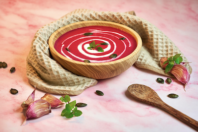 Krémová polévka z červené řepy a česneku