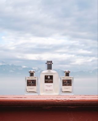 🌿 Trendy se mění, klasika zůstává. Vůně dřeva a květin právě zažívají svůj velký návrat – a Truefitt & Hill Sandalwood...