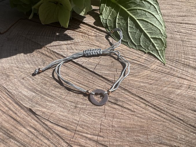 Náramek na šnůrce se srdíčkem