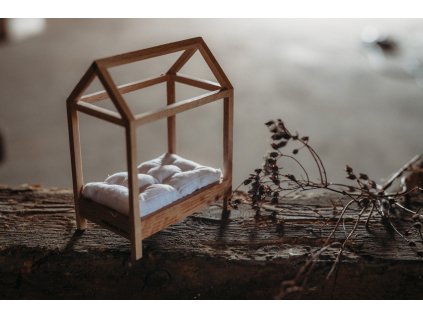 Postel se stříškou