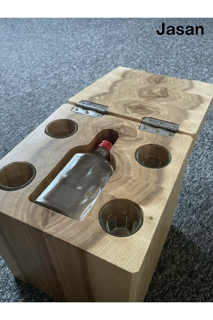 Skrytý minibar z masivu