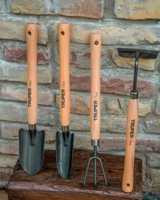 Hľadáte darček pre záhradkára? Tu je malý tip od nás 🎄 Set je zložený z motyky, lopatky na presádzanie, lopatky a...