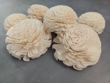 Dřevěná květina Sola typ Beata – ručně vyráběná, nadčasová dekorace