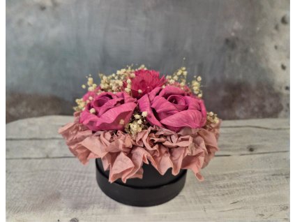 Dekorativní flowerbox z dřevěných květin, malinové růže v černém boxu